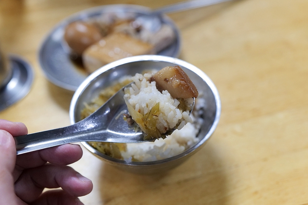 【北投美食】 黃家酸菜滷肉飯：在地人激推！酸菜配半熟蛋超銷魂 @捲捲頭 ♡ 品味生活