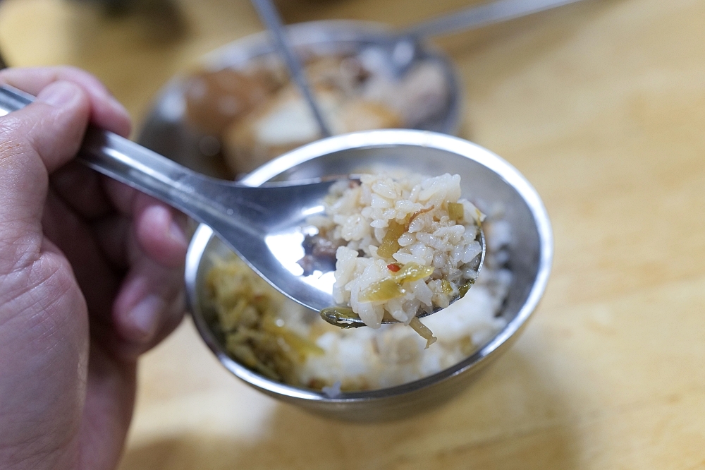 【北投美食】 黃家酸菜滷肉飯：在地人激推！酸菜配半熟蛋超銷魂 @捲捲頭 ♡ 品味生活