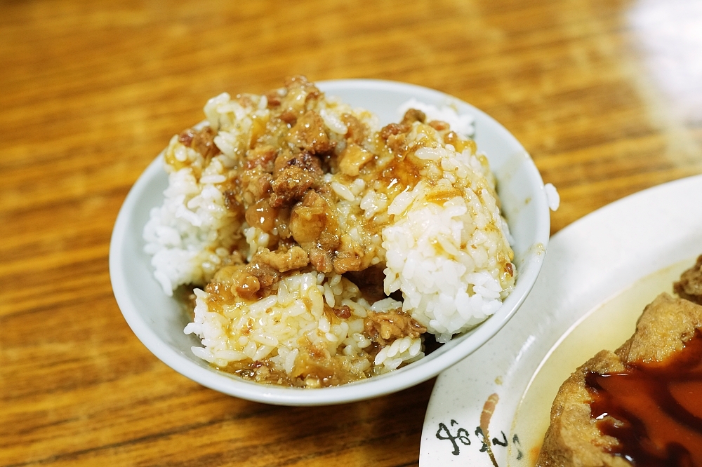 【北投美食】 上全肉羹：隱身市場的現捏肉羹，蒜酥辣油加下去才叫內行！ @捲捲頭 ♡ 品味生活