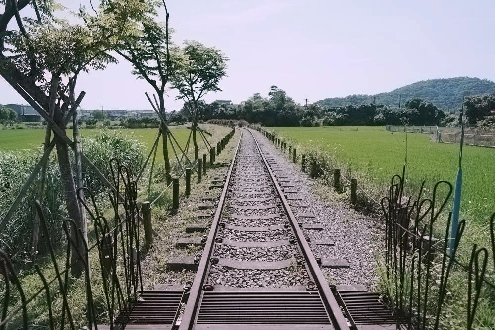 【潤泰水泥鐵道】 真的免門票！宜蘭冬山 1.4km 秘境手搖車體驗，景色美到不可思議 @捲捲頭 ♡ 品味生活