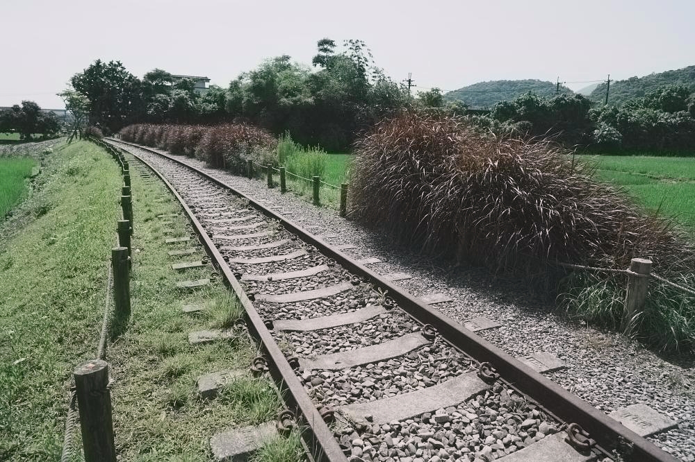 【潤泰水泥鐵道】 真的免門票！宜蘭冬山 1.4km 秘境手搖車體驗，景色美到不可思議 @捲捲頭 ♡ 品味生活