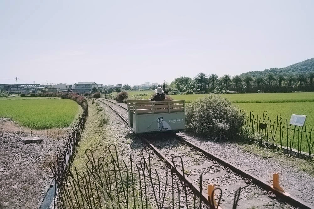 【潤泰水泥鐵道】 真的免門票！宜蘭冬山 1.4km 秘境手搖車體驗，景色美到不可思議 @捲捲頭 ♡ 品味生活