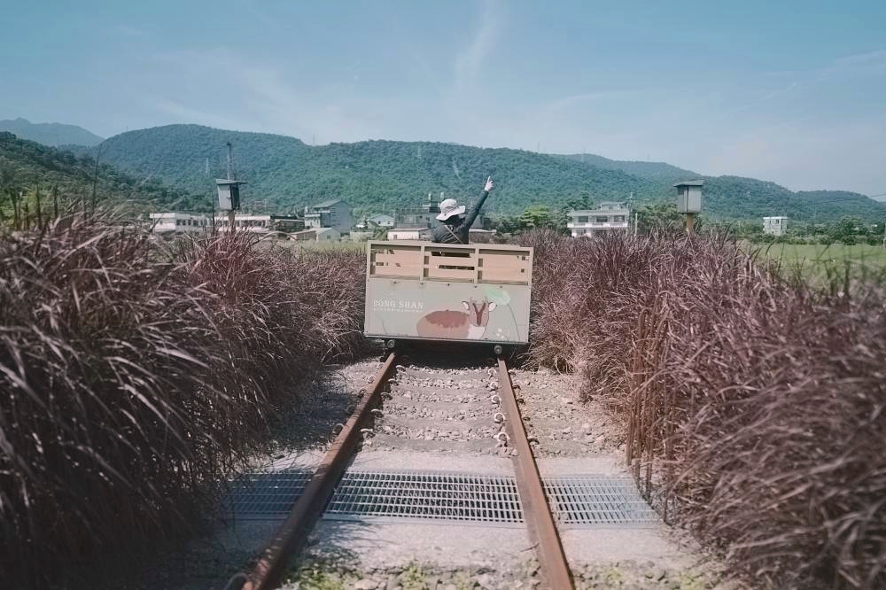 【潤泰水泥鐵道】 真的免門票！宜蘭冬山 1.4km 秘境手搖車體驗，景色美到不可思議 @捲捲頭 ♡ 品味生活
