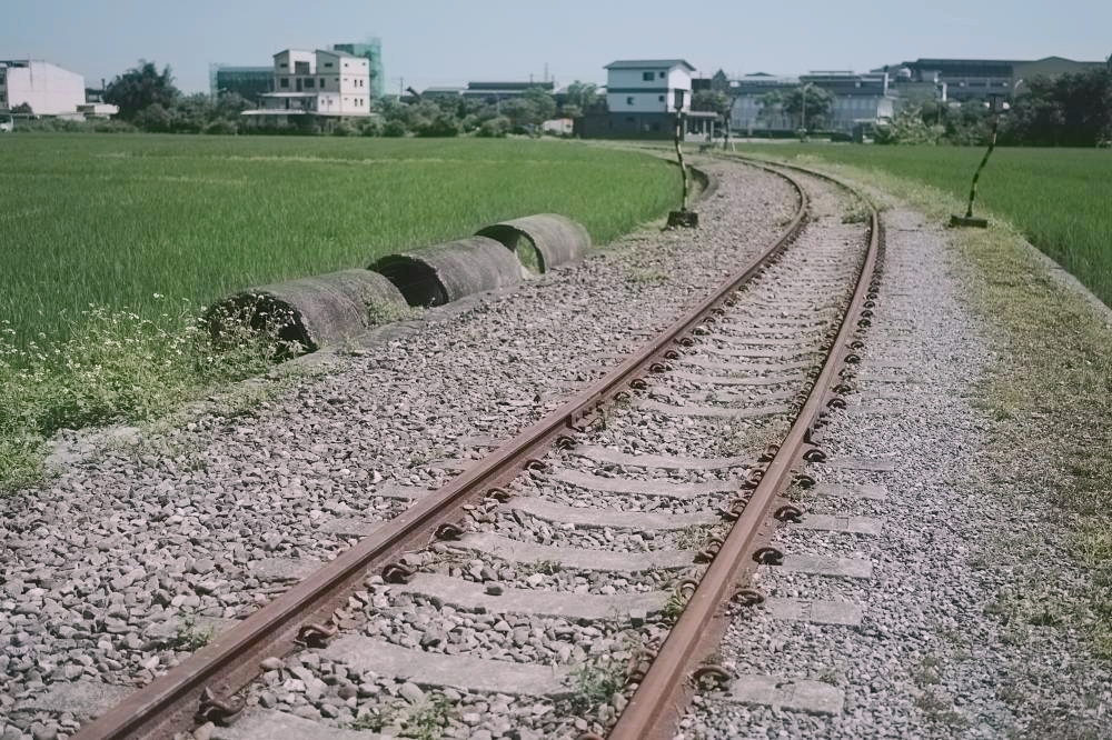 【潤泰水泥鐵道】 真的免門票！宜蘭冬山 1.4km 秘境手搖車體驗，景色美到不可思議 @捲捲頭 ♡ 品味生活