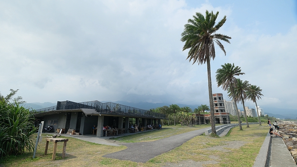 【2026宜蘭景點】 笑ㄟCaf&eacute;頭城店：太平洋就在面前，羅馬披薩與八角樓一次收藏 @捲捲頭 ♡ 品味生活