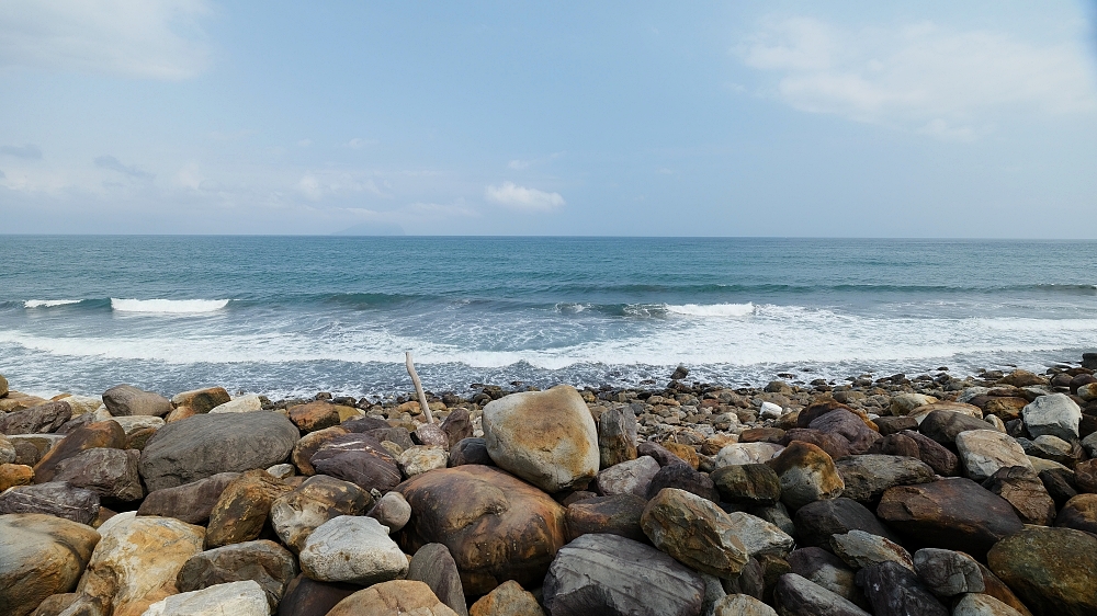 【2026宜蘭景點】 笑ㄟCaf&eacute;頭城店：太平洋就在面前，羅馬披薩與八角樓一次收藏 @捲捲頭 ♡ 品味生活