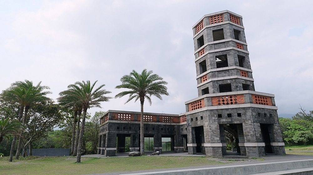 【2026宜蘭景點】 笑ㄟCaf&eacute;頭城店：太平洋就在面前，羅馬披薩與八角樓一次收藏 @捲捲頭 ♡ 品味生活