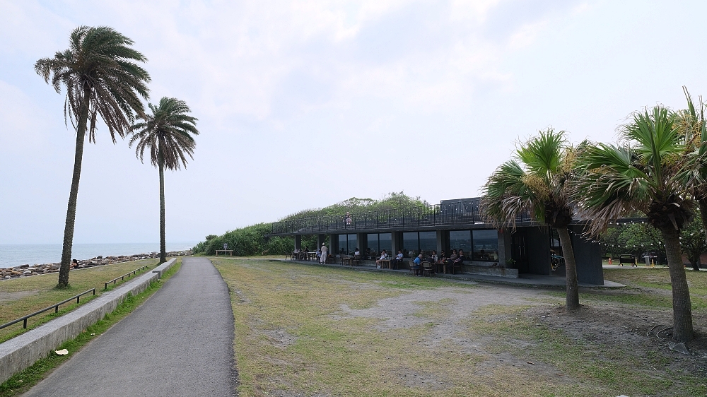 【2026宜蘭景點】 笑ㄟCaf&eacute;頭城店：太平洋就在面前，羅馬披薩與八角樓一次收藏 @捲捲頭 ♡ 品味生活