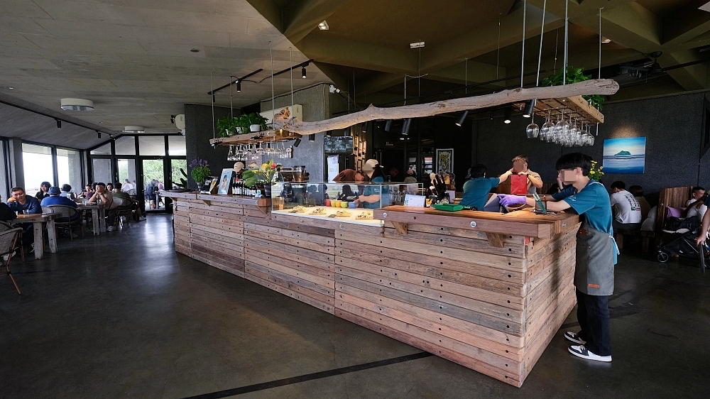 【2026宜蘭景點】 笑ㄟCaf&eacute;頭城店：太平洋就在面前，羅馬披薩與八角樓一次收藏 @捲捲頭 ♡ 品味生活