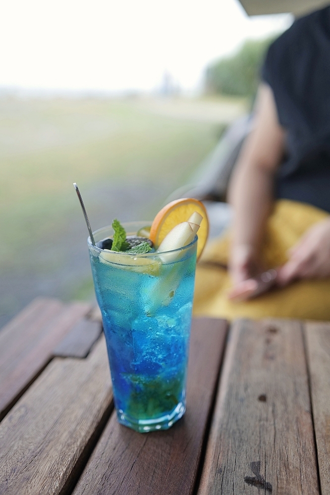 【2026宜蘭景點】 笑ㄟCaf&eacute;頭城店：太平洋就在面前，羅馬披薩與八角樓一次收藏 @捲捲頭 ♡ 品味生活