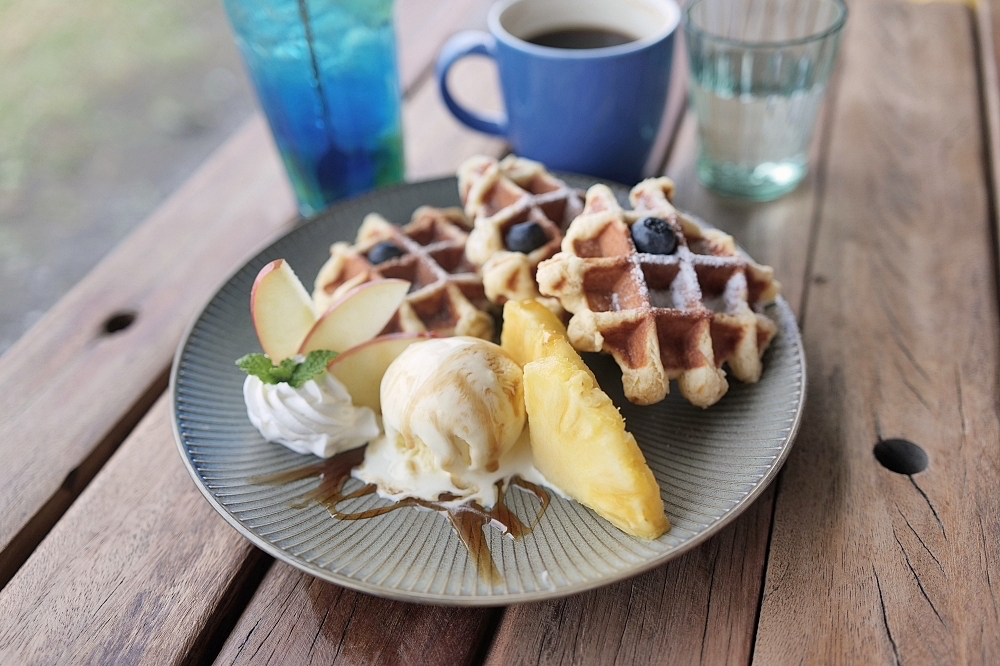 【2026宜蘭景點】 笑ㄟCaf&eacute;頭城店：太平洋就在面前，羅馬披薩與八角樓一次收藏 @捲捲頭 ♡ 品味生活