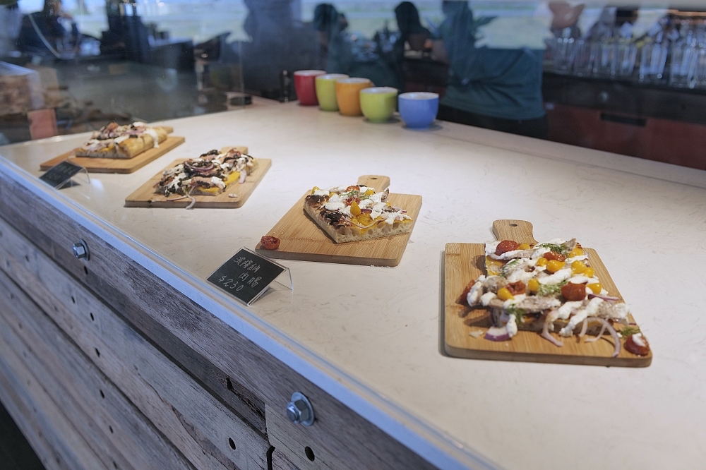 【2026宜蘭景點】 笑ㄟCaf&eacute;頭城店：太平洋就在面前，羅馬披薩與八角樓一次收藏 @捲捲頭 ♡ 品味生活