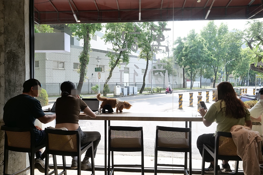 【宜蘭下午茶】 萬記商行路口店：宜蘭大學旁新開幕，超親人貓咪陪你喝咖啡 @捲捲頭 ♡ 品味生活
