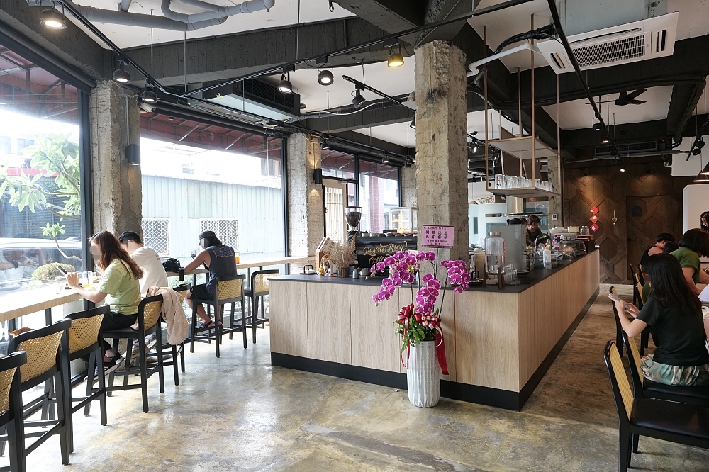 【宜蘭下午茶】 萬記商行路口店：宜蘭大學旁新開幕，超親人貓咪陪你喝咖啡 @捲捲頭 ♡ 品味生活