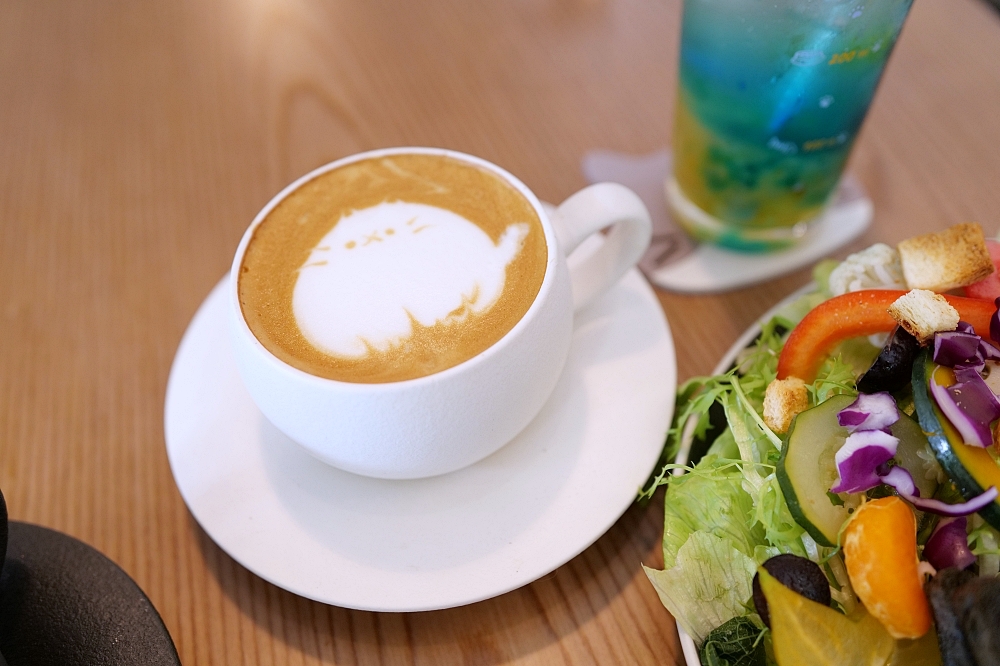 【宜蘭下午茶】 萬記商行路口店：宜蘭大學旁新開幕，超親人貓咪陪你喝咖啡 @捲捲頭 ♡ 品味生活