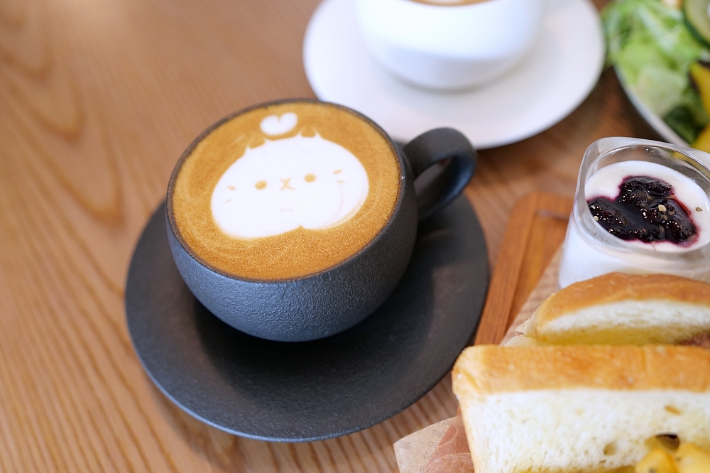【宜蘭下午茶】 萬記商行路口店：宜蘭大學旁新開幕，超親人貓咪陪你喝咖啡 @捲捲頭 ♡ 品味生活