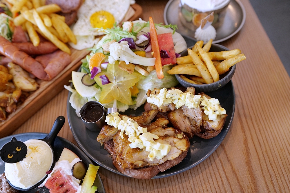 【宜蘭下午茶】 萬記商行路口店：宜蘭大學旁新開幕，超親人貓咪陪你喝咖啡 @捲捲頭 ♡ 品味生活