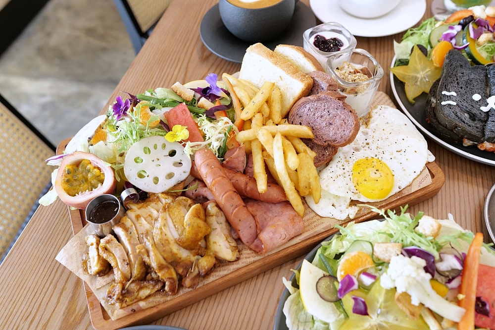 【宜蘭下午茶】 萬記商行路口店：宜蘭大學旁新開幕，超親人貓咪陪你喝咖啡 @捲捲頭 ♡ 品味生活