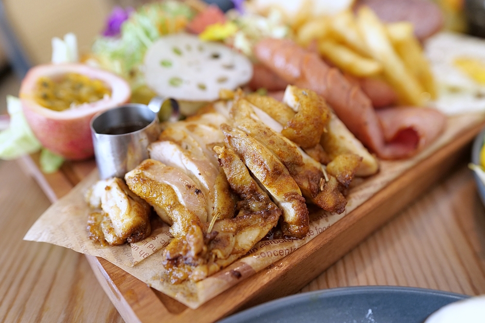 【宜蘭下午茶】 萬記商行路口店：宜蘭大學旁新開幕，超親人貓咪陪你喝咖啡 @捲捲頭 ♡ 品味生活