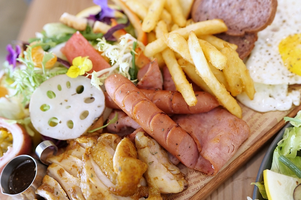 【宜蘭下午茶】 萬記商行路口店：宜蘭大學旁新開幕，超親人貓咪陪你喝咖啡 @捲捲頭 ♡ 品味生活