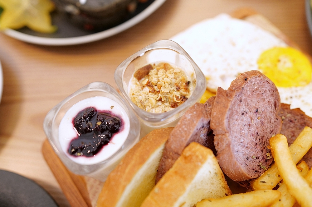 【宜蘭下午茶】 萬記商行路口店：宜蘭大學旁新開幕，超親人貓咪陪你喝咖啡 @捲捲頭 ♡ 品味生活