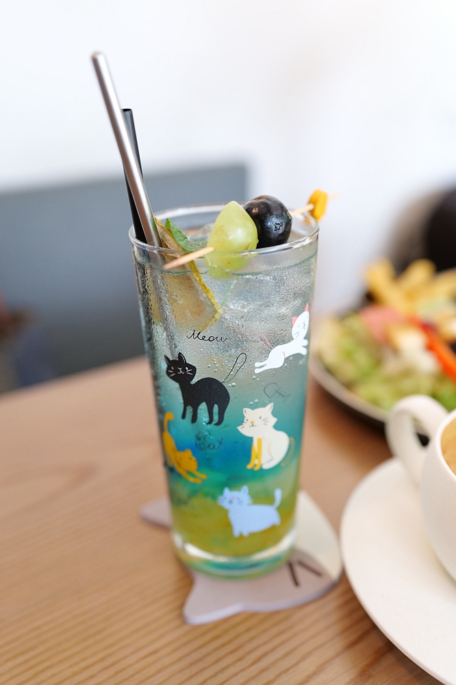 【宜蘭下午茶】 萬記商行路口店：宜蘭大學旁新開幕，超親人貓咪陪你喝咖啡 @捲捲頭 ♡ 品味生活