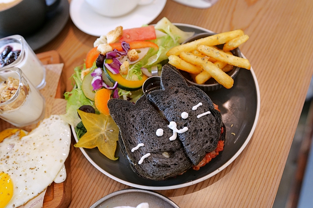 【宜蘭下午茶】 萬記商行路口店：宜蘭大學旁新開幕，超親人貓咪陪你喝咖啡 @捲捲頭 ♡ 品味生活