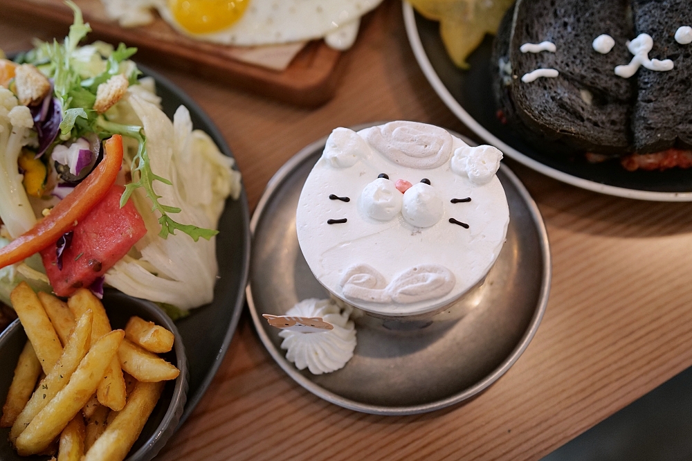 【宜蘭下午茶】 萬記商行路口店：宜蘭大學旁新開幕，超親人貓咪陪你喝咖啡 @捲捲頭 ♡ 品味生活