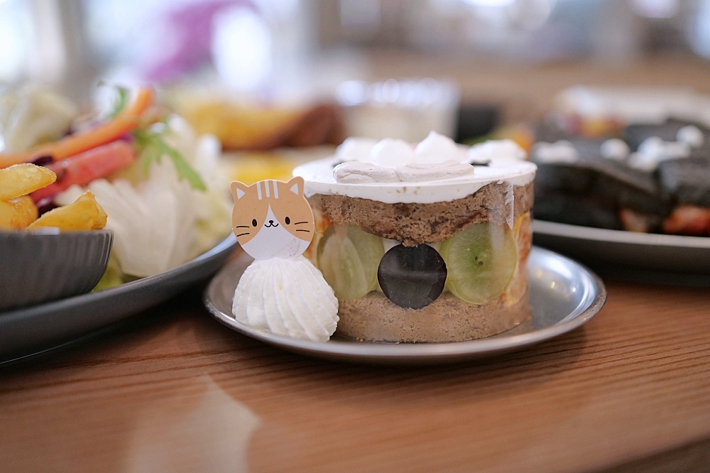 【宜蘭下午茶】 萬記商行路口店：宜蘭大學旁新開幕，超親人貓咪陪你喝咖啡 @捲捲頭 ♡ 品味生活