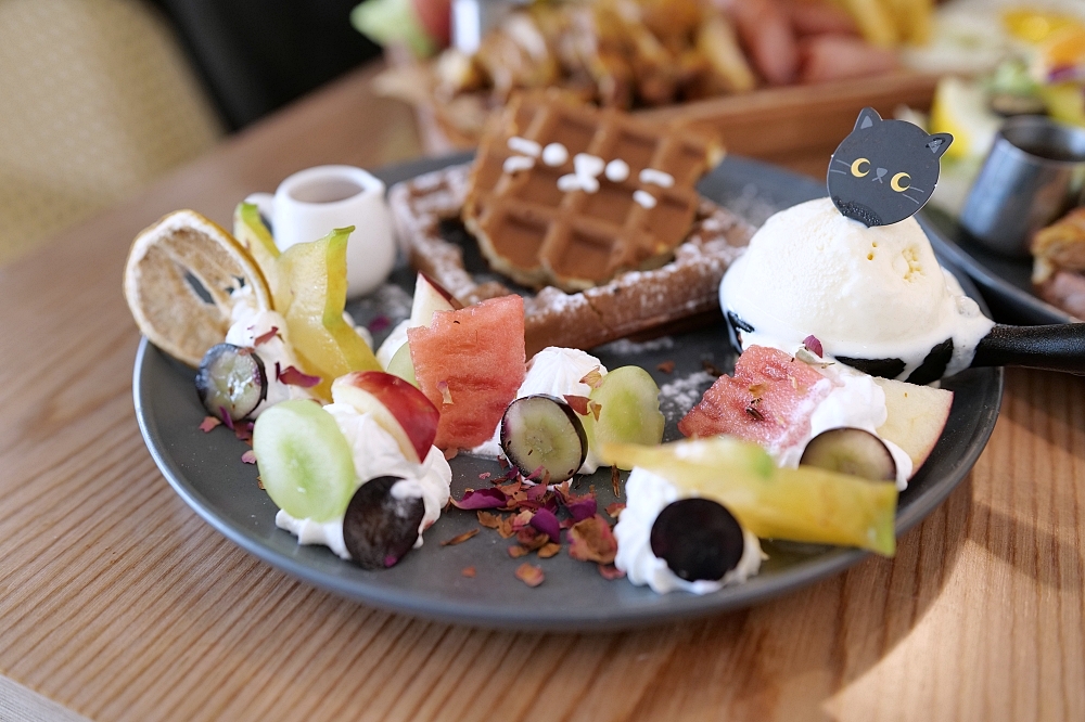 【宜蘭下午茶】 萬記商行路口店：宜蘭大學旁新開幕，超親人貓咪陪你喝咖啡 @捲捲頭 ♡ 品味生活