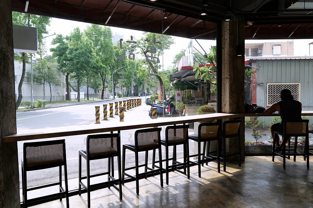 【宜蘭下午茶】 萬記商行路口店：宜蘭大學旁新開幕，超親人貓咪陪你喝咖啡 @捲捲頭 ♡ 品味生活