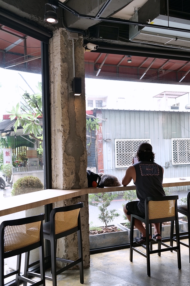 【宜蘭下午茶】 萬記商行路口店：宜蘭大學旁新開幕，超親人貓咪陪你喝咖啡 @捲捲頭 ♡ 品味生活