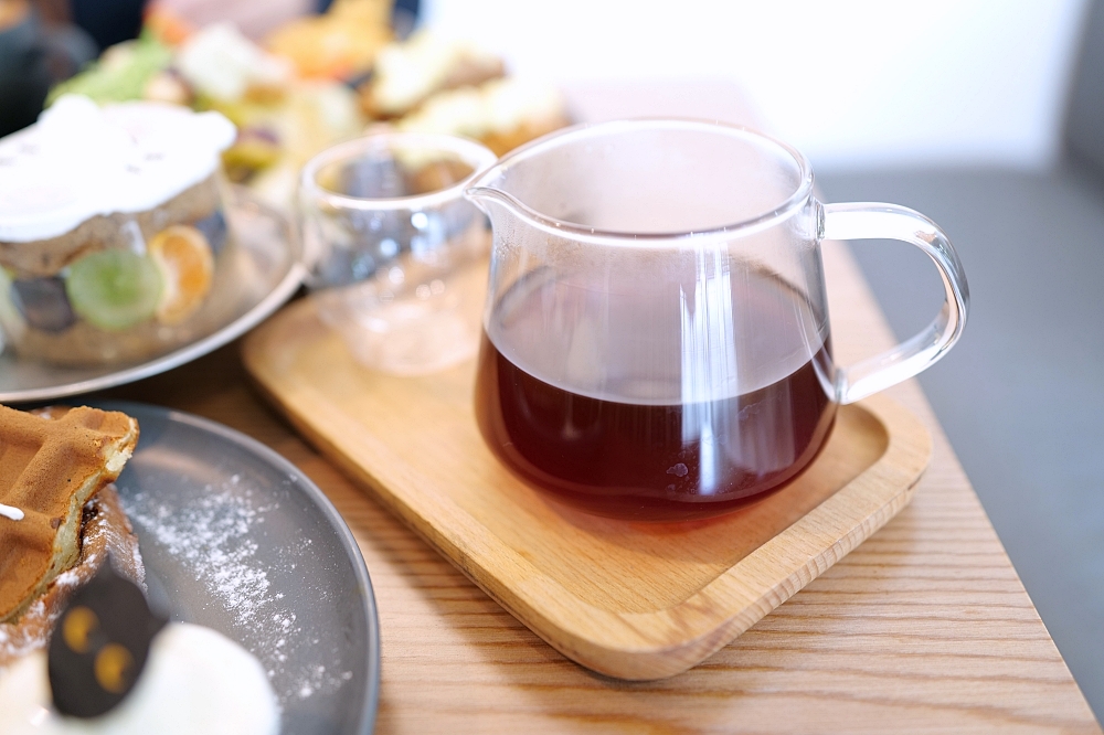 【宜蘭下午茶】 萬記商行路口店：宜蘭大學旁新開幕，超親人貓咪陪你喝咖啡 @捲捲頭 ♡ 品味生活