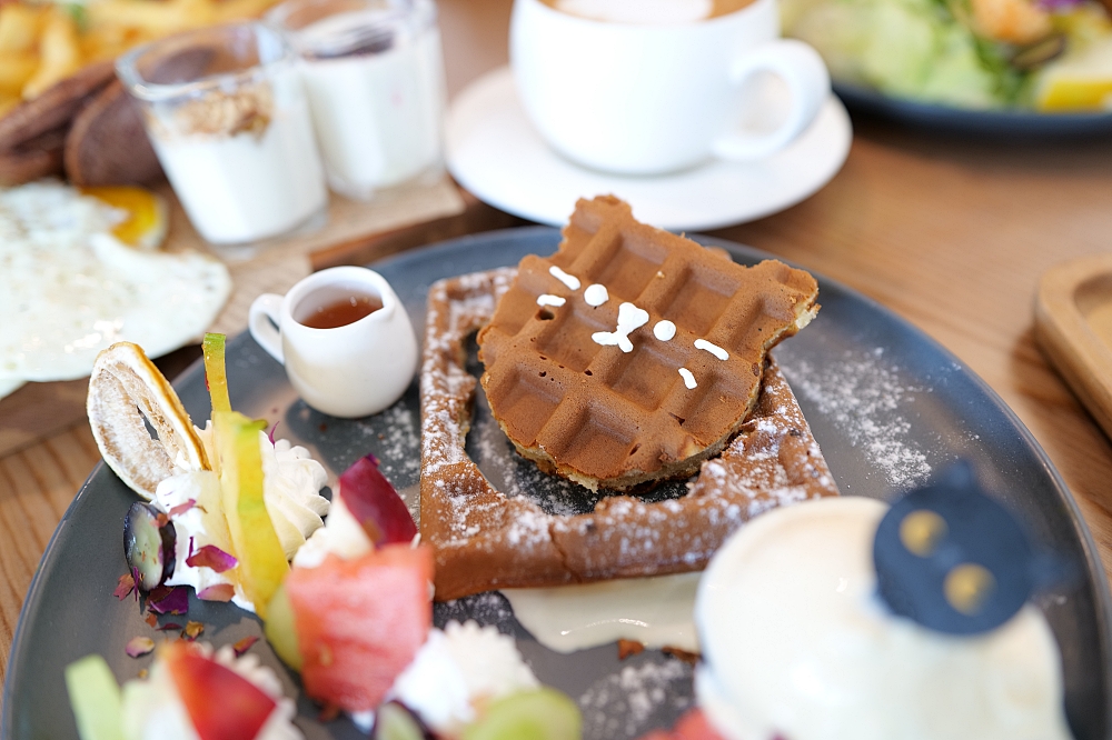 【宜蘭下午茶】 萬記商行路口店：宜蘭大學旁新開幕，超親人貓咪陪你喝咖啡 @捲捲頭 ♡ 品味生活