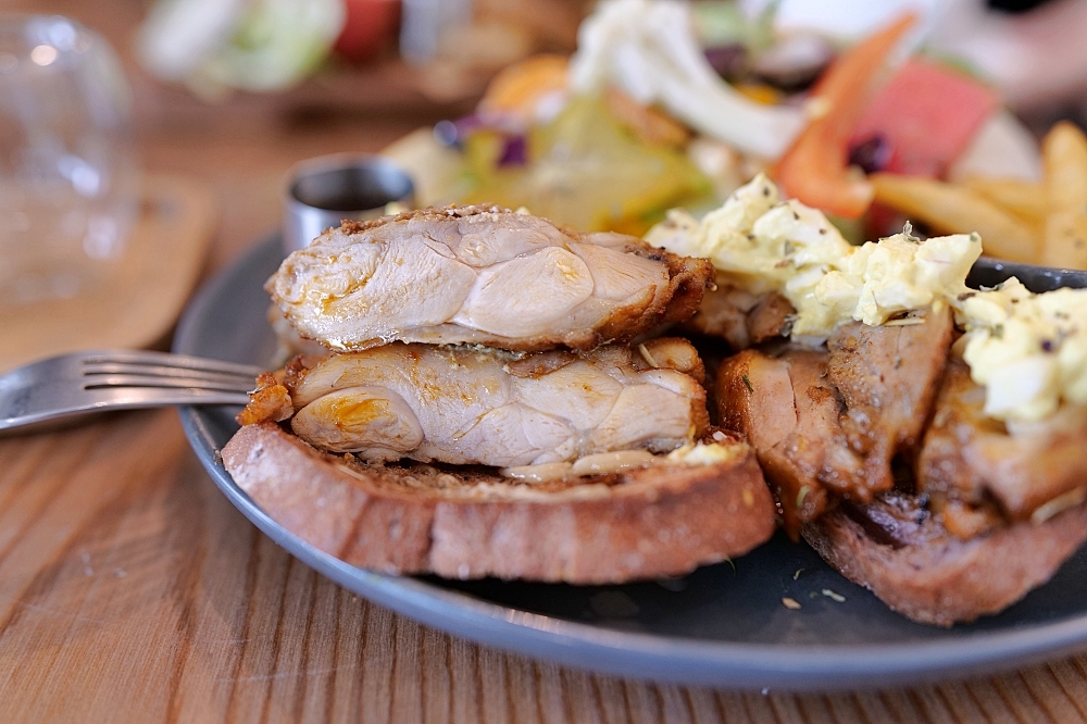 【宜蘭下午茶】 萬記商行路口店：宜蘭大學旁新開幕，超親人貓咪陪你喝咖啡 @捲捲頭 ♡ 品味生活