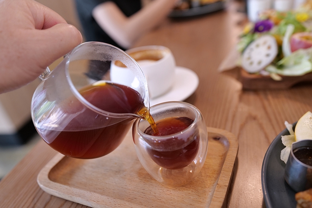 【宜蘭下午茶】 萬記商行路口店：宜蘭大學旁新開幕，超親人貓咪陪你喝咖啡 @捲捲頭 ♡ 品味生活