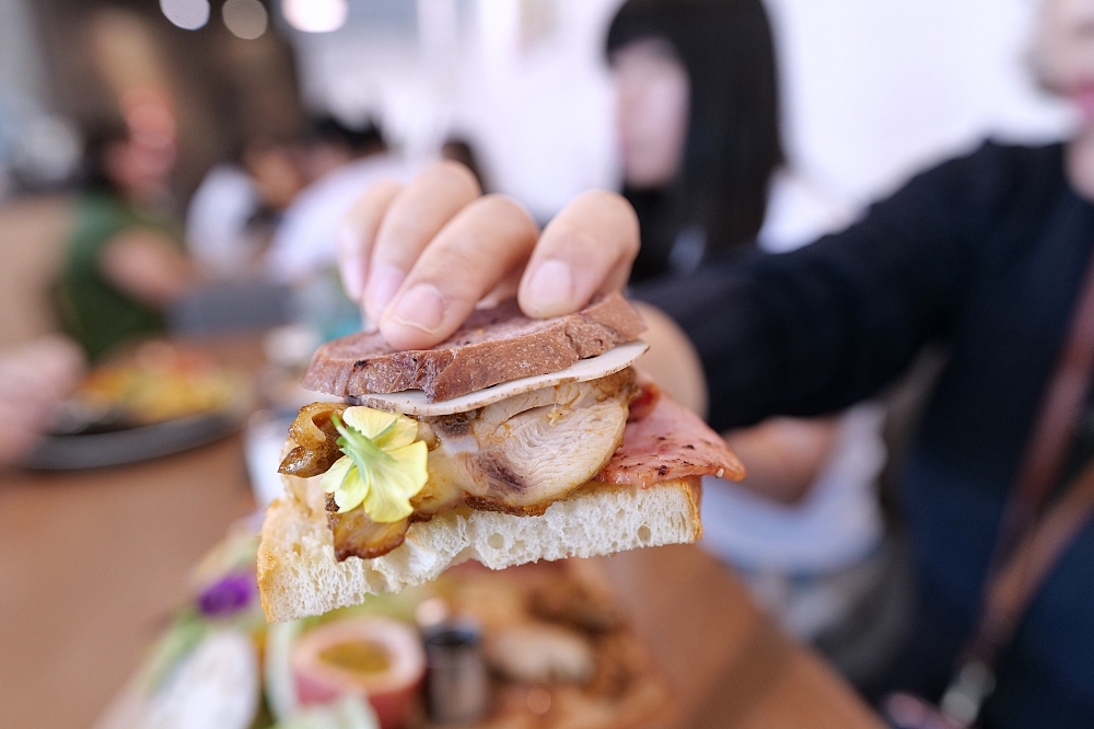 【宜蘭下午茶】 萬記商行路口店：宜蘭大學旁新開幕，超親人貓咪陪你喝咖啡 @捲捲頭 ♡ 品味生活