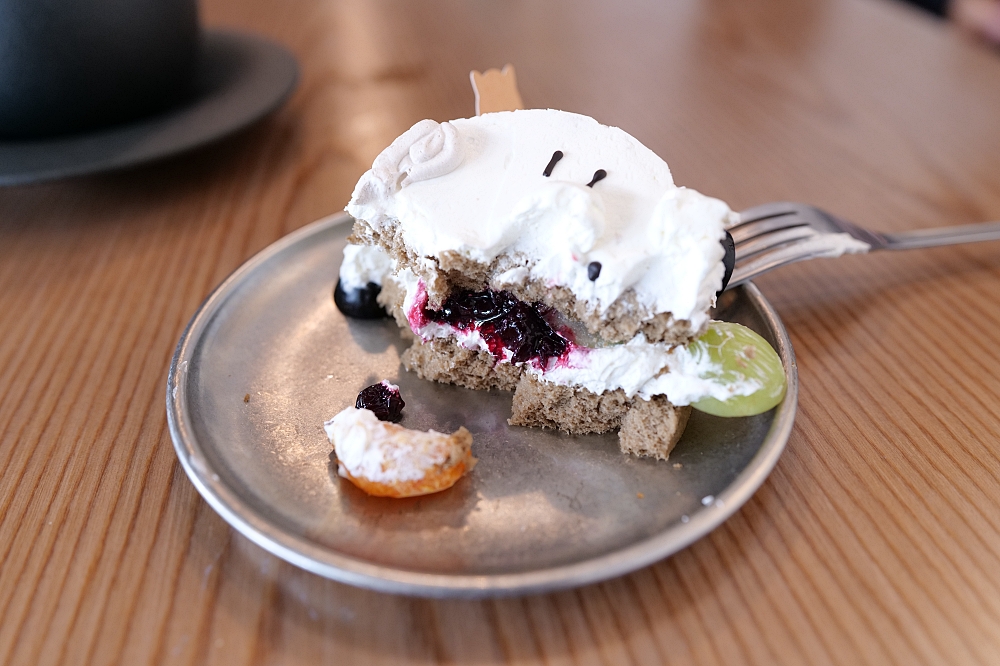 【宜蘭下午茶】 萬記商行路口店：宜蘭大學旁新開幕，超親人貓咪陪你喝咖啡 @捲捲頭 ♡ 品味生活