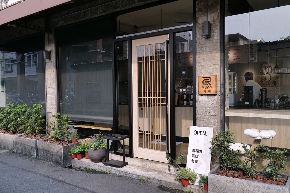 【宜蘭下午茶】 萬記商行路口店：宜蘭大學旁新開幕，超親人貓咪陪你喝咖啡 @捲捲頭 ♡ 品味生活