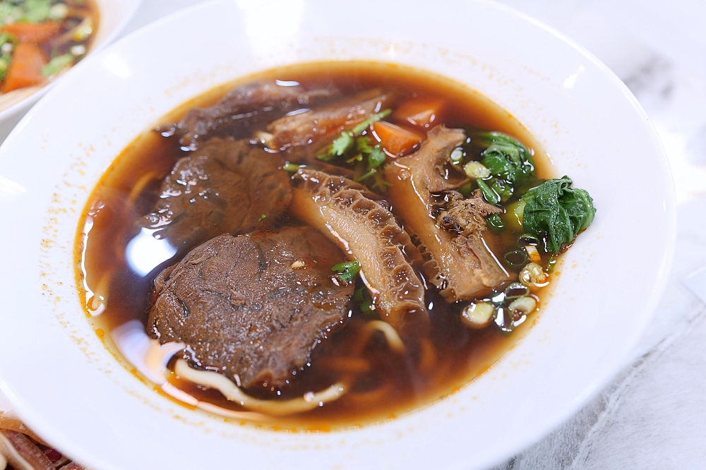 無名牛肉麵礁溪總店｜宜蘭老字號回歸，大塊紅燒牛肉麵真實評價、菜單資訊 @捲捲頭 ♡ 品味生活