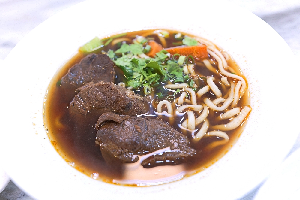 無名牛肉麵礁溪總店｜宜蘭老字號回歸，大塊紅燒牛肉麵真實評價、菜單資訊 @捲捲頭 ♡ 品味生活
