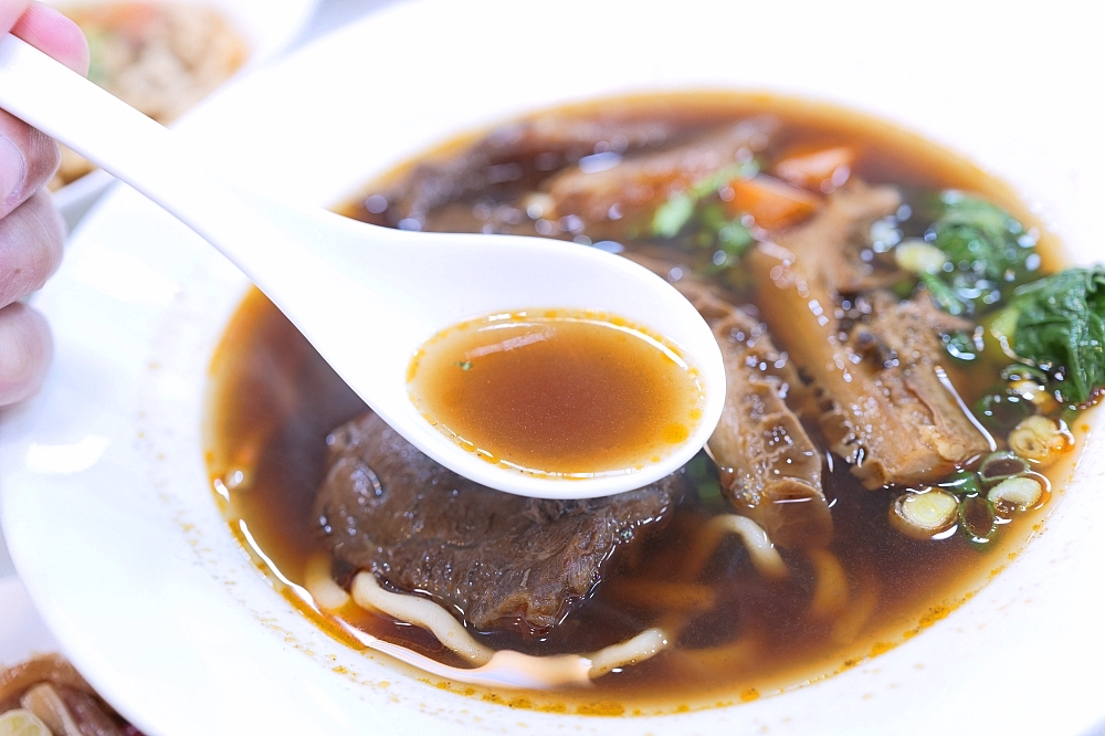 無名牛肉麵礁溪總店｜宜蘭老字號回歸，大塊紅燒牛肉麵真實評價、菜單資訊 @捲捲頭 ♡ 品味生活