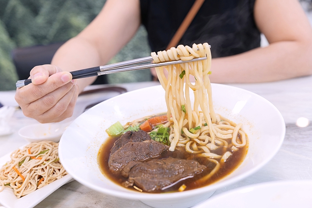 無名牛肉麵礁溪總店｜宜蘭老字號回歸，大塊紅燒牛肉麵真實評價、菜單資訊 @捲捲頭 ♡ 品味生活