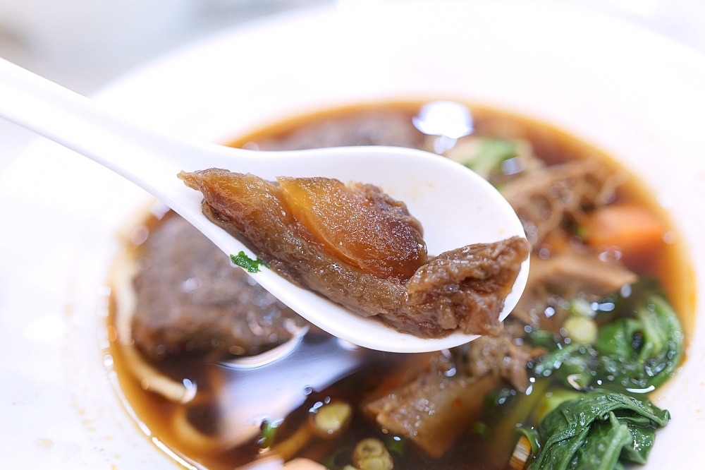 無名牛肉麵礁溪總店｜宜蘭老字號回歸，大塊紅燒牛肉麵真實評價、菜單資訊 @捲捲頭 ♡ 品味生活
