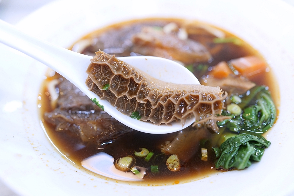 無名牛肉麵礁溪總店｜宜蘭老字號回歸，大塊紅燒牛肉麵真實評價、菜單資訊 @捲捲頭 ♡ 品味生活
