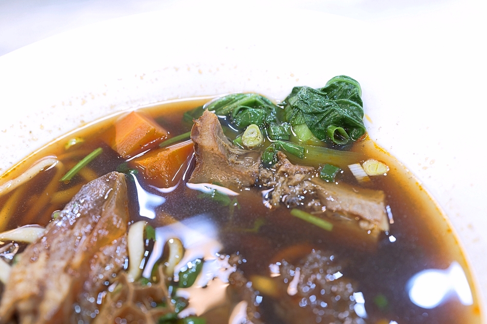 無名牛肉麵礁溪總店｜宜蘭老字號回歸，大塊紅燒牛肉麵真實評價、菜單資訊 @捲捲頭 ♡ 品味生活