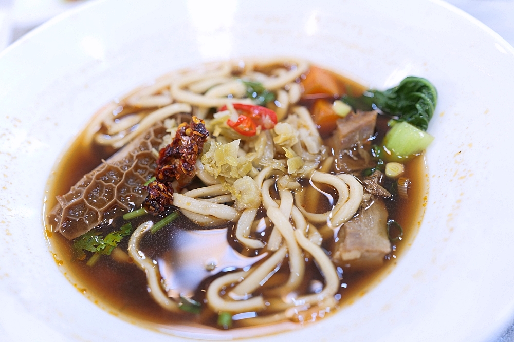 無名牛肉麵礁溪總店｜宜蘭老字號回歸，大塊紅燒牛肉麵真實評價、菜單資訊 @捲捲頭 ♡ 品味生活