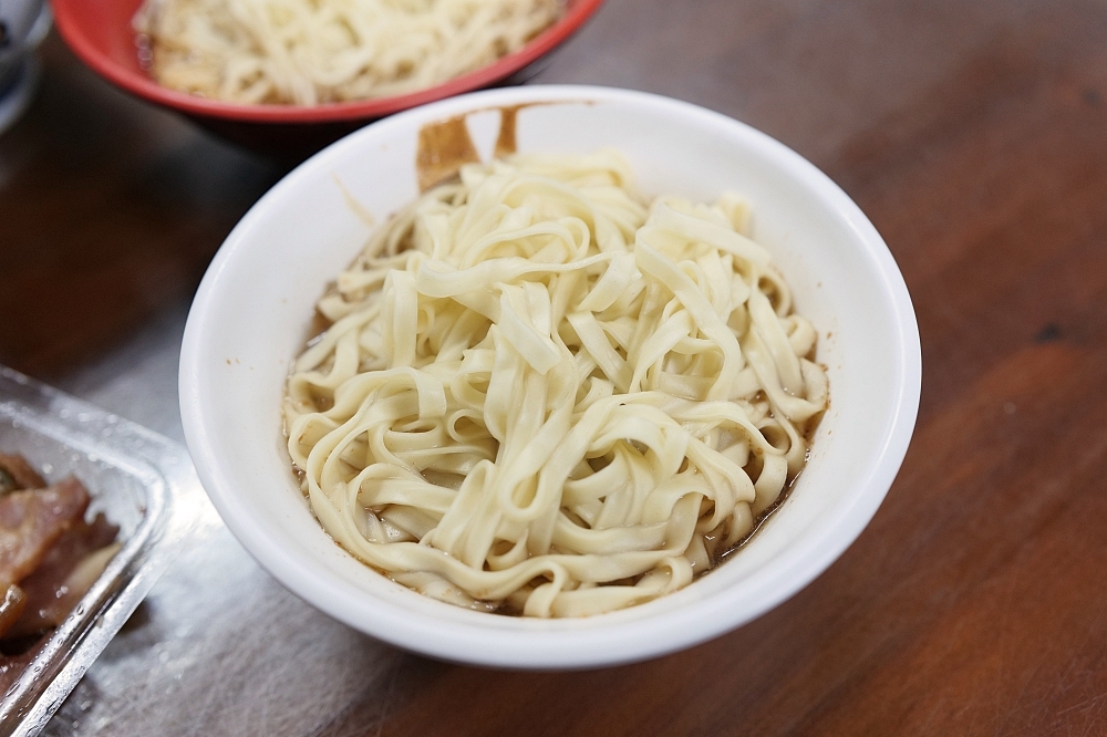 【湯城麵食】宜蘭在地人不想說的秘密！炸醬麵搭「仙女小姊姊」太驚人 @捲捲頭 ♡ 品味生活
