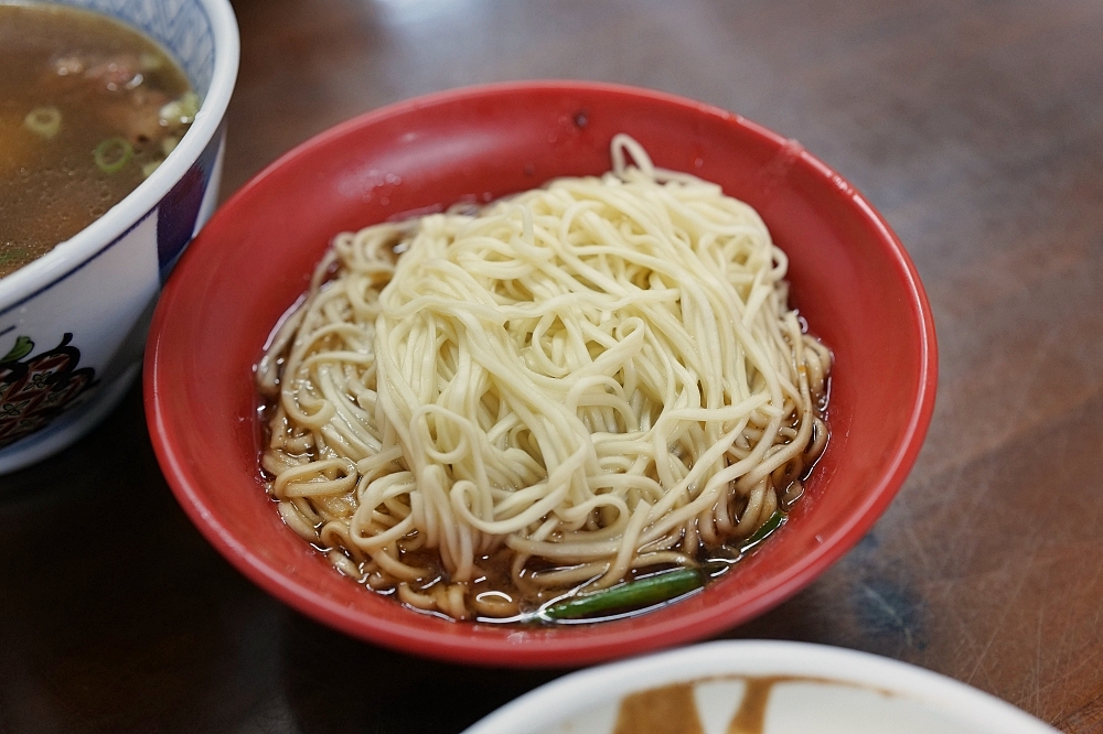 【湯城麵食】宜蘭在地人不想說的秘密！炸醬麵搭「仙女小姊姊」太驚人 @捲捲頭 ♡ 品味生活