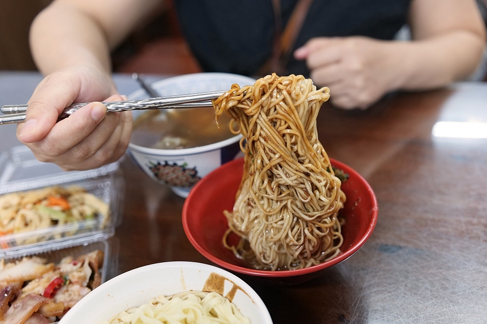 【湯城麵食】宜蘭在地人不想說的秘密！炸醬麵搭「仙女小姊姊」太驚人 @捲捲頭 ♡ 品味生活